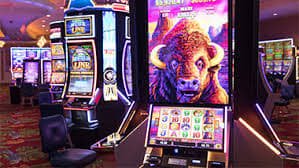 Lightning Roulette di macau328 dengan roda roulette dan penanda petir acak